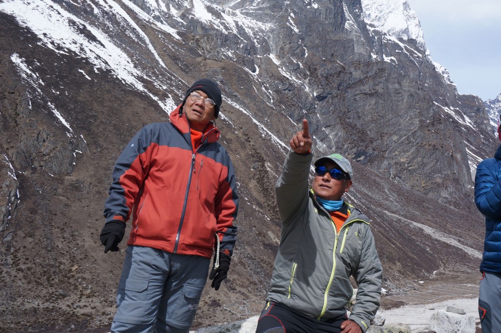 Phono shows Lopsang (our trekking sirdar) the sights.