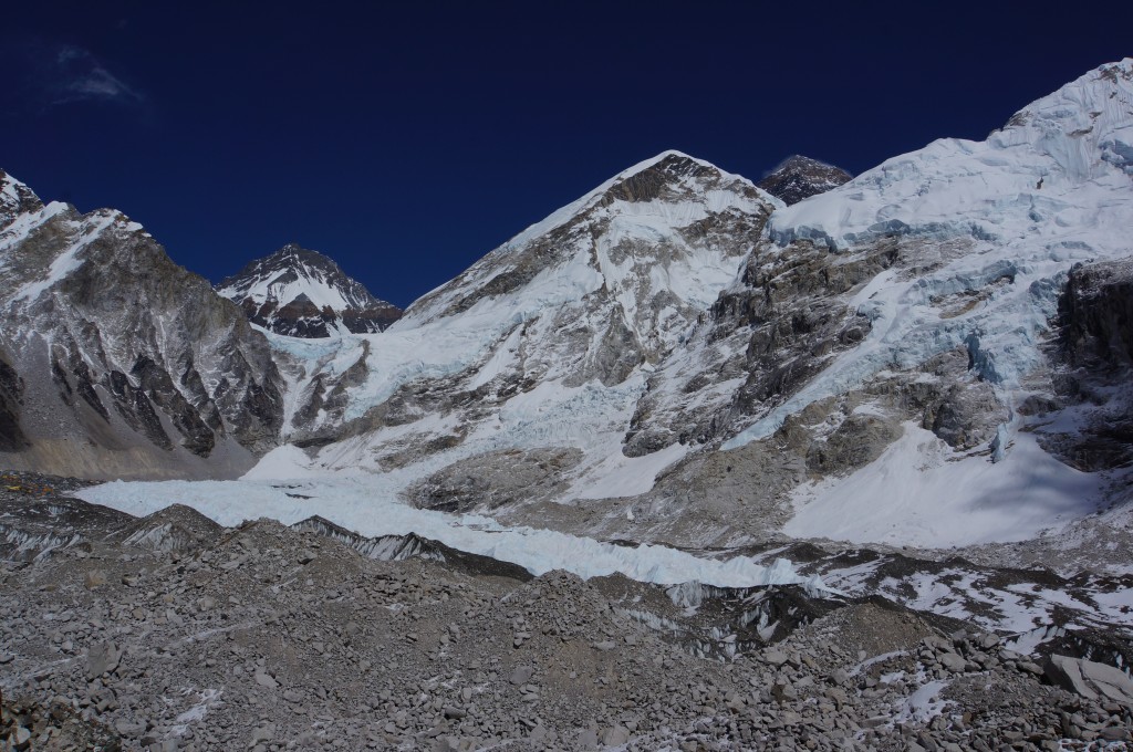 Suddenly, we see the summit, in the background, between the west shoulder and Nuptse.
