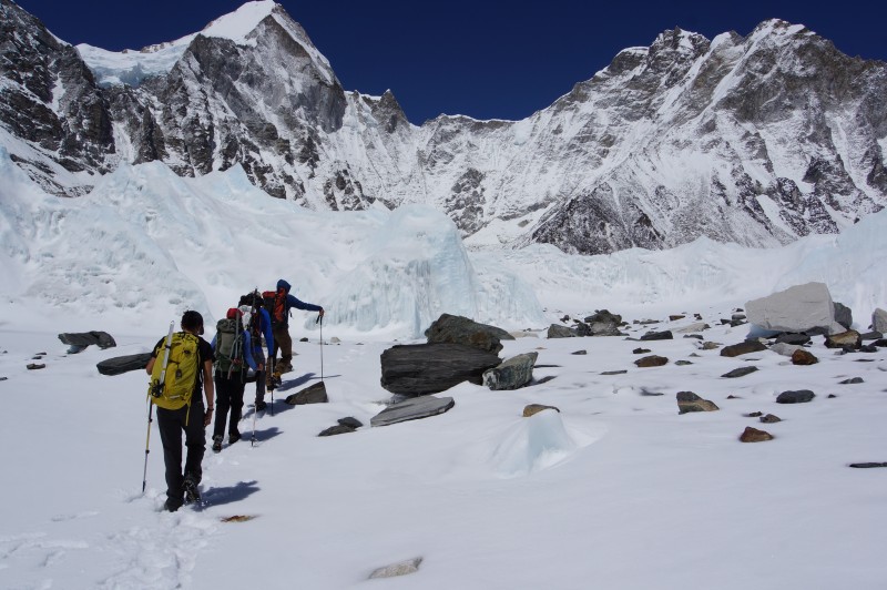 A surprising number of boulders are strewn across the middle of the glacier.
