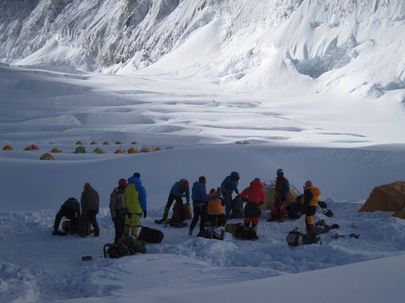 Team Hybrid gets ready to move a hundred meters to the LZ. Sunshine almost here. (Photo: Jangbu Sherpa)