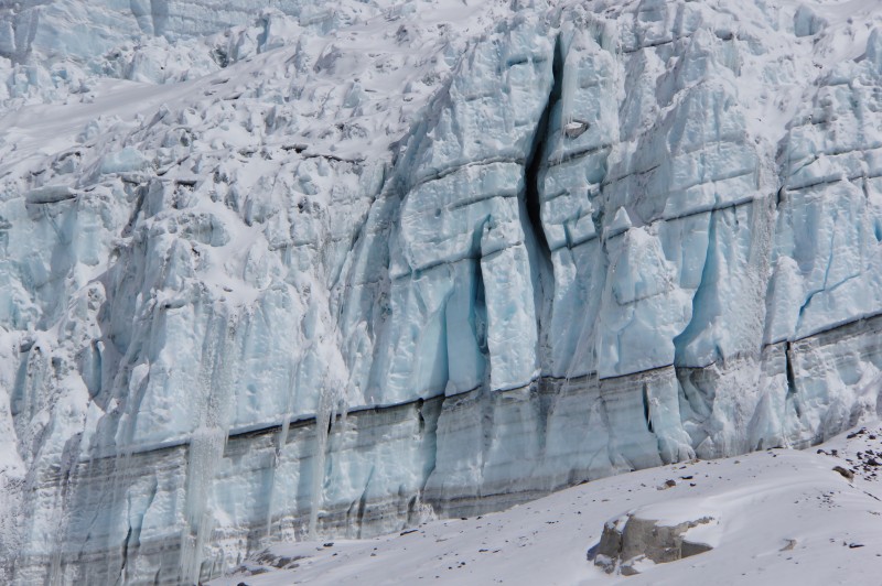 Closeup of the ice cliff in telephoto. Check the boulder trapped in the ice just right of the big crack. 