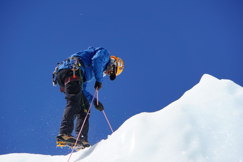 Dawa Sherpa prepares the top anchor on the ascent line.
